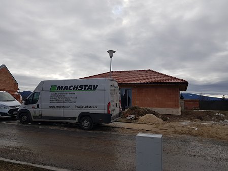 Zateplení rodinného domu skelnou foukanou izolací v Nových Hradech